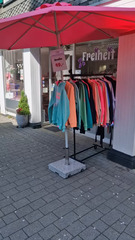 Freiheit-22 Stylische, warme, weiche Damenmode in Mettmann Das Video zeigt eine Auswahl meiner zusammengestellten Outfits von April 2025 - Titel : kein Titel vergeben. ich freue mich auf euren Besuch. Liebe Grüße Aynur #mode #mettmann #fashion #boutique #modefreiheit #mettmanncity #shopmettmann #modenschau #aimodel #kimodel