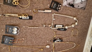 Dezember 2024 - Modeschmuck #outfitoftheday #mode #mettmann #fashion #boutique #modefreiheit #mettmanncity #shopmettmann