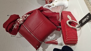 Dezember 2024 - Accessoires und Taschen #outfitoftheday #mode #mettmann #fashion #boutique #modefreiheit #mettmanncity #shopmettmann